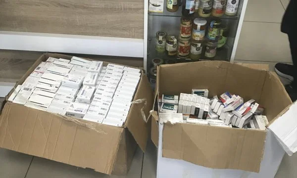 Policia i gjen barna pa banderola në makinë, arrestohet një person në Pejë