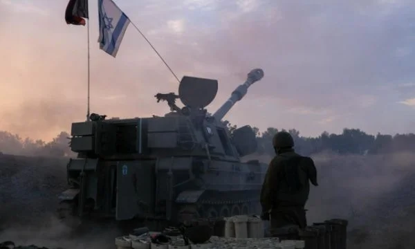 Trupat izraelite ‘po operojnë dhe po e rrethojnë’ Gazën në disa drejtime