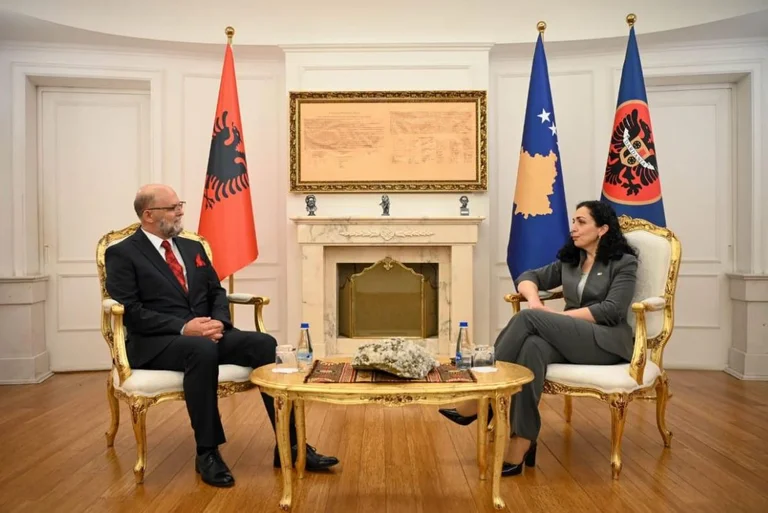 Presidentja Osmani pranon letrat kredenciale të ambasadorit të ri të Shqipërisë, Petrit Malaj