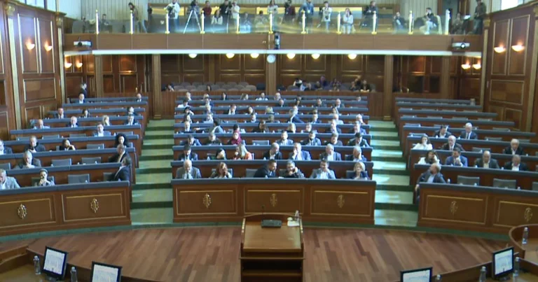 Nuk votohen mocionet e opozitës për minatorët grevistë dhe protestat e njësisë elitare të policisë