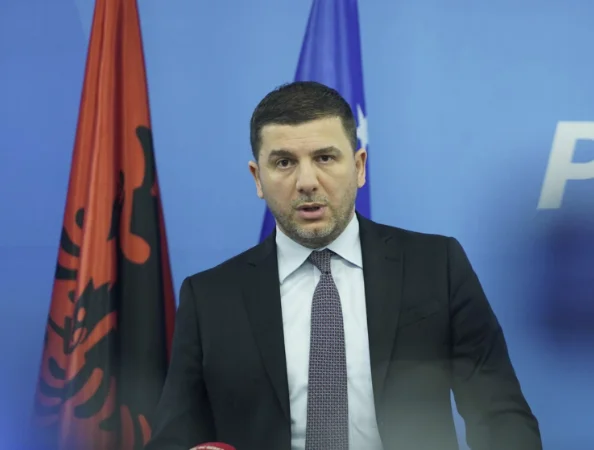 Krasniqi: Deputetët e VV-së me paga 2 mijë euro sot votuan kundër minatorëve dhe policëve
