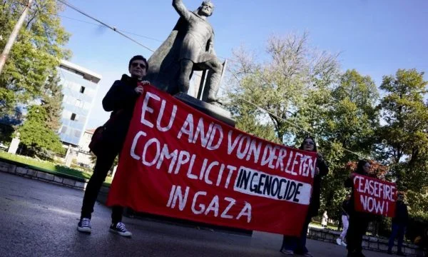 Von der Leyen kommt in Bosnien und Herzegowina, vor mehreren Demonstranten