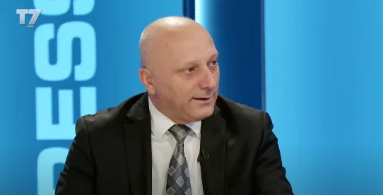 Este es el abogado de Artan Behram: Votando en su casa, confiscando iPads para niños