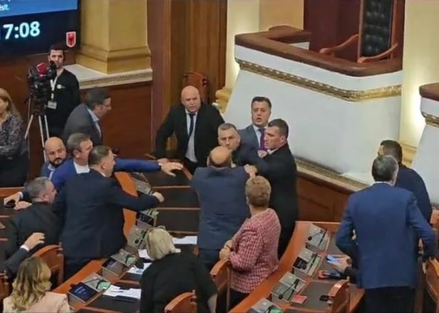 Trolle unter MPs in Albaniens (VIDEO)