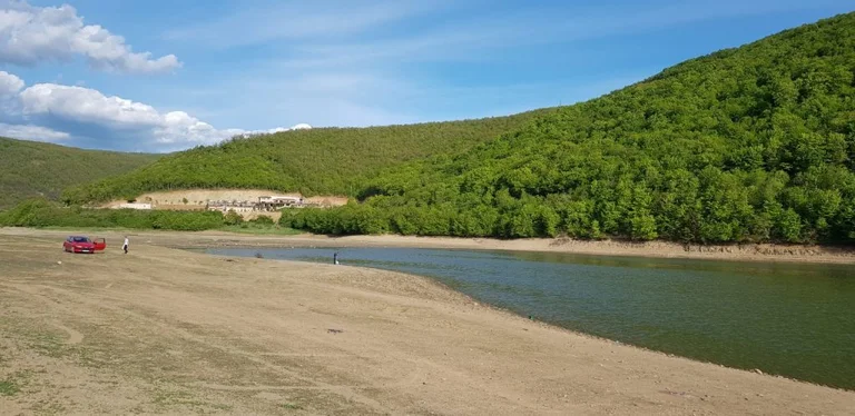 KPS IK: El análisis todavía muestra alto valor de mangani en el agua del lago Badoci