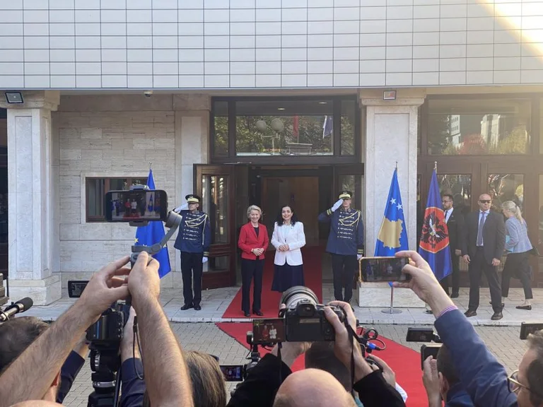 Von der Leyen kommt bei der Präsidentschaft, trifft mit Vjosa Osman