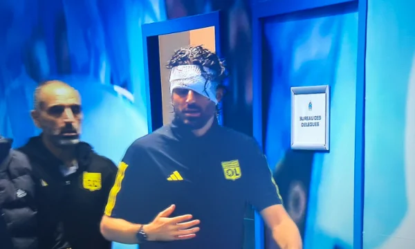Lyons Team wird von Steinen von Marseille Fans angegriffen. Fabio Grosso.