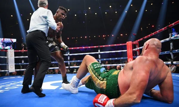 El momento en que Tyson Fury terminó en el suelo del choque Ngannoo