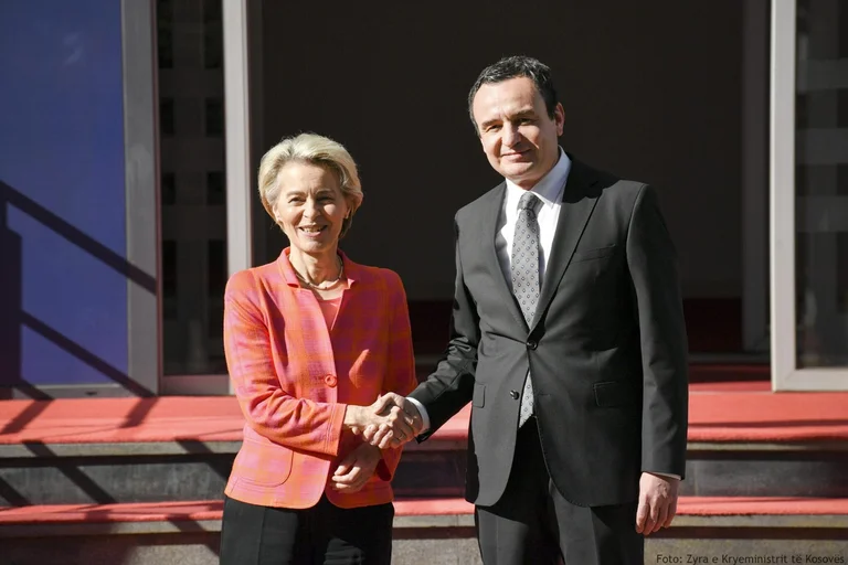 Von der Leyen: Fola me Kurtin, do t’flasë më vonë edhe me Vuçiqin, të shtensionet situata urgjentisht