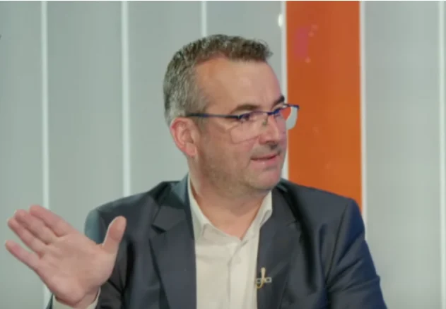 Saramati accuse Abrasine de Selmanaj : Ne peut servir les intérêts de leurs électeurs