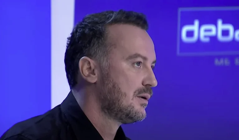Kurt para saber si rompe la pierna o la mano de Kosovo