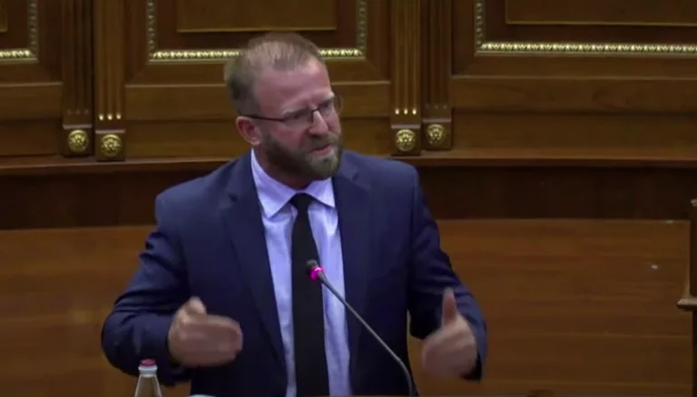 Ahaz: Kurt está caminando sobre la sangre de la gente contra Zajednica