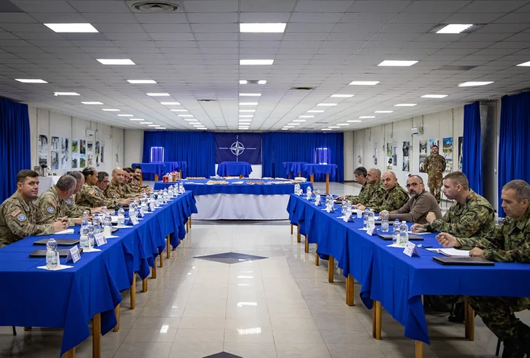 KFOR, esercito serbo che parla della linea di confine del Kosovo