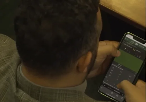 The MP, who is paid close to 2 thousand euros, is captured “ma” during the hearing by playing Filipina women's bookies in football.