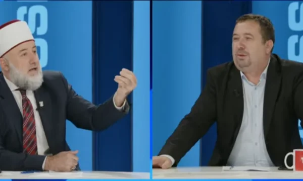 Hodge Musliu ofrece Yasar, Latif pide una botella de raki