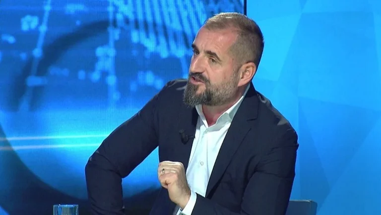Chim Peka defends Berisha: You're miscalculated. He's got 700 grand people following him and ready for battle.