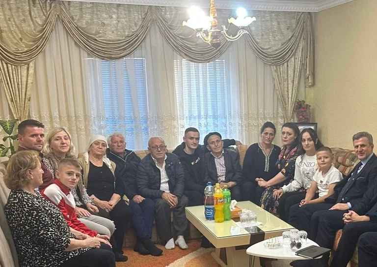 Kearns raconte sa visite au Kosovo, partage des photos avec la famille africaine Bunjak