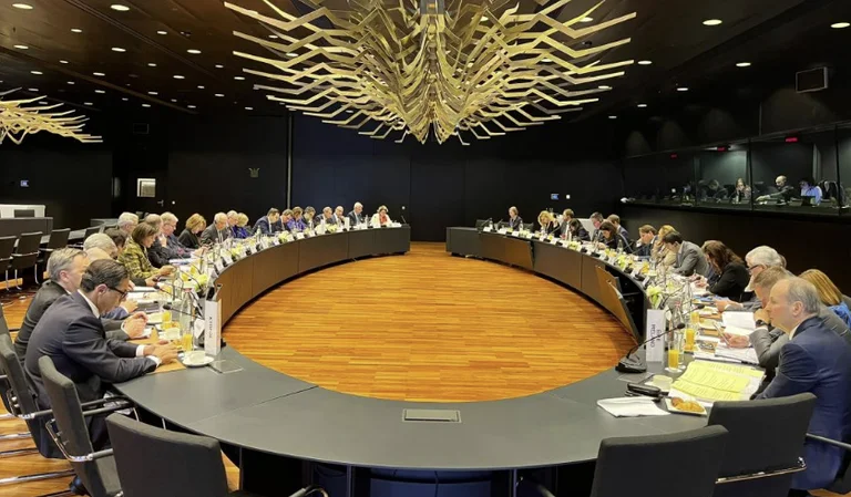 Kosovo, Serbie à la table des négociations des dirigeants diplomatiques de l'UE à Luxembourg