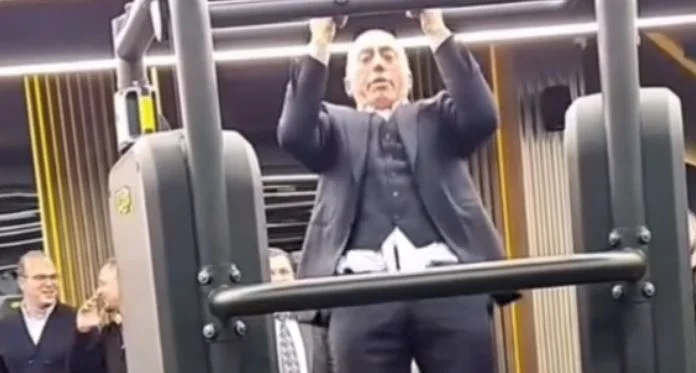 Haradinaj in una tuta palestra dimostra alta forma fisica