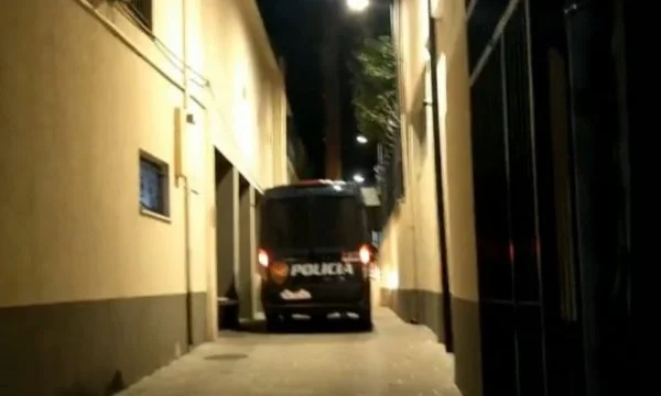 Il momento in cui lo sposo di Sali Berisha entra nella cella
