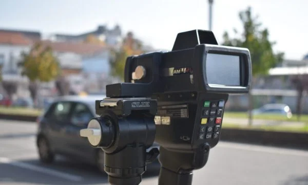 Sie stoppten auf dem Radar, zwei Frauen schlagen Cops in Podujevo
