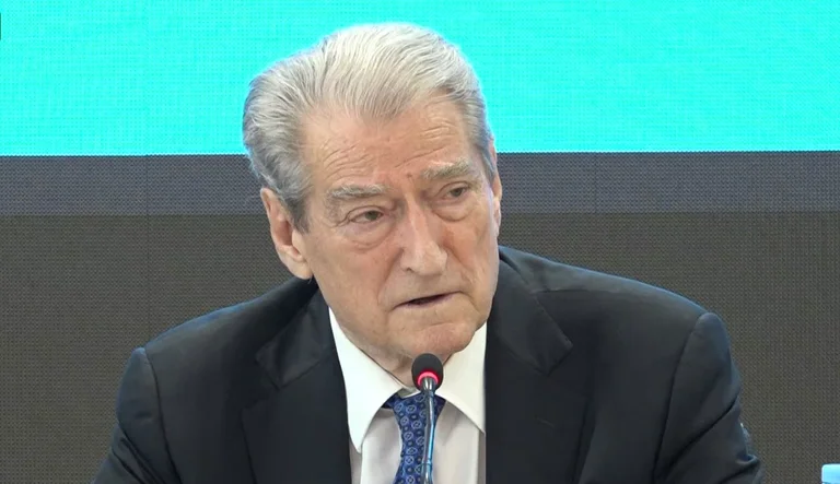 Sali Berisha bloquea los pasaportes, establece medidas
