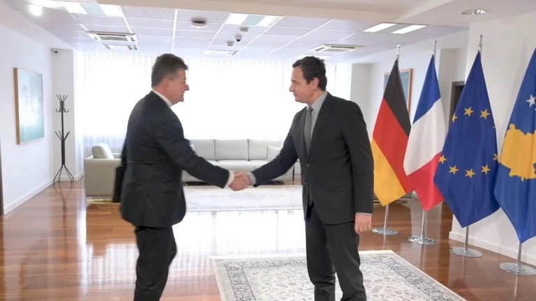Kalter Gruß zwischen Kurt und Lajcak, s'e geben <x0hre” einander Video)