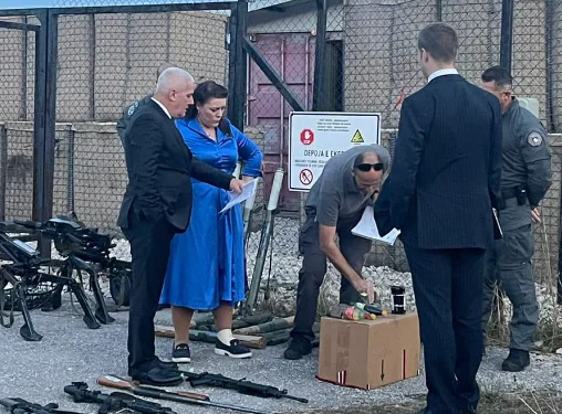 Kearns guarda da vicino alle armi confiscate dopo il 24 settembre a nord