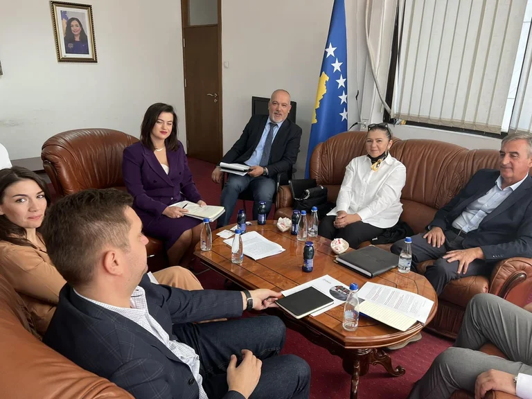 O Sindaco L'EPS ha impiegato lo zio come autista personale, fino a tre anni di carcere potrebbe essere punito secondo il codice penale