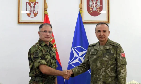 KFOR Commander in Belgrad, serbischer Stabschef der Armee, gibt seine Sitzungsversion