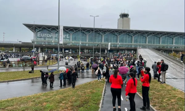 L'aeroporto di Basilea continua ad essere evacuato a seguito di accuse di bombe