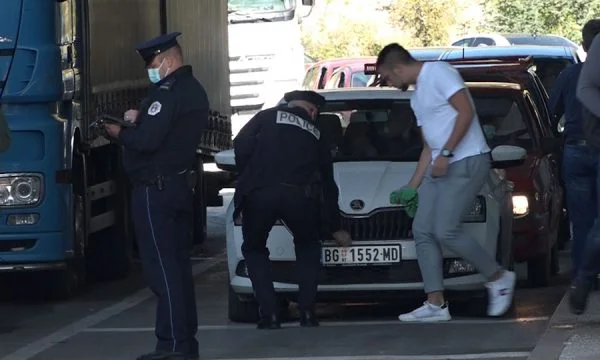 Serbët e Kosovës vazhdojnë t’i regjistrojnë veturat me targa “KM”