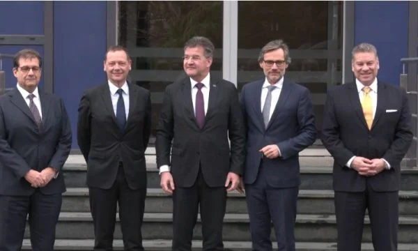 Gli Emisars europei e americani si aspettavano domani in Kosovo
