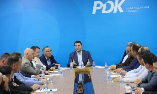 Krasniqi versammelt Partei, diskutieren Boykott der Resolution über Polizei, Präsidentschaftsfall