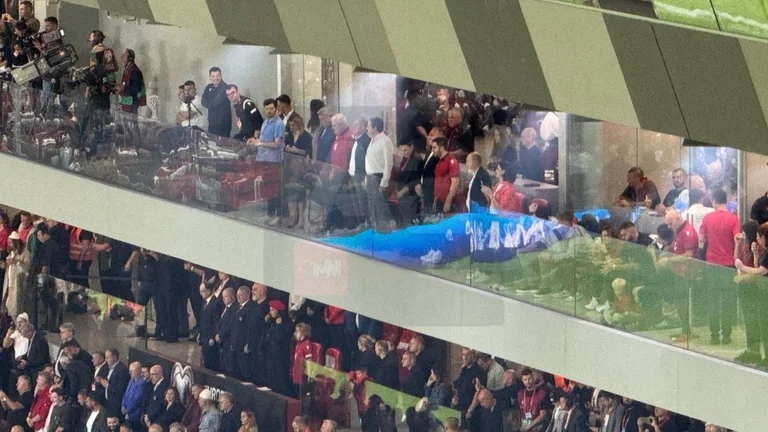 Perche' erano su piani separati? Non sapevo che Albin Kurt sarebbe venuto allo stadio.