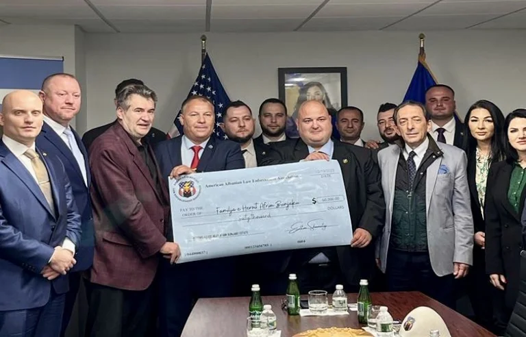 Albanische Polizei in Amerika spendet 60.000 Dollar an die Familie des Helden, Afrika Bunjak