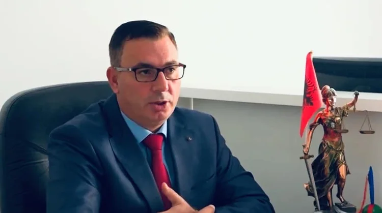 Mosè: Osman obbedisce agli ordini di Kurt, interferendo con il Consiglio Prosecutorio.