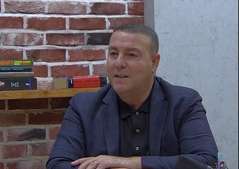 Berisha für Vjosa Osmani: Sie spricht als Leiter einer NGO, sie kann nicht wie das sprechen, sagt sie: "Bara, sée bena, anal a péke bani."