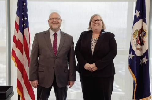 Eileen Devtt oben auf der U AID im Kosovo, US-Botschafter begrüßt