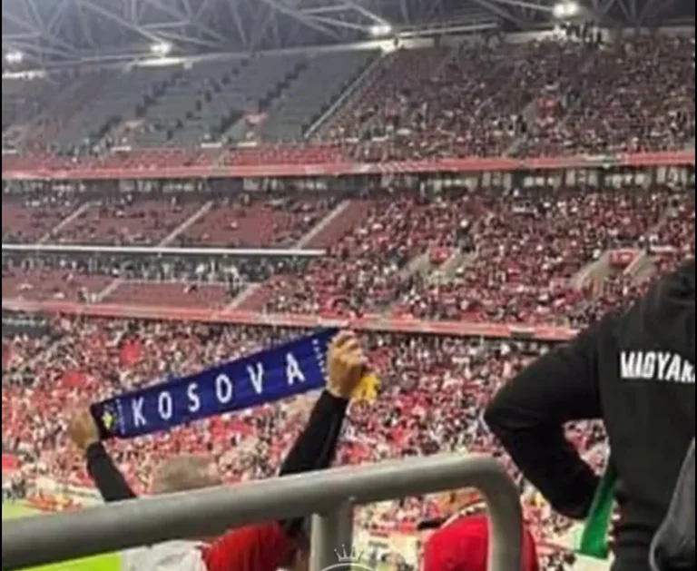 Hungarian typhosi held Kosovo's scarf before thousands of Serbian fans, security barely stopped it