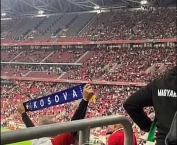 Ungarischer Typhosi hielt Kosovos Schal vor tausenden serbischen Fans, Sicherheit hat es kaum gestoppt