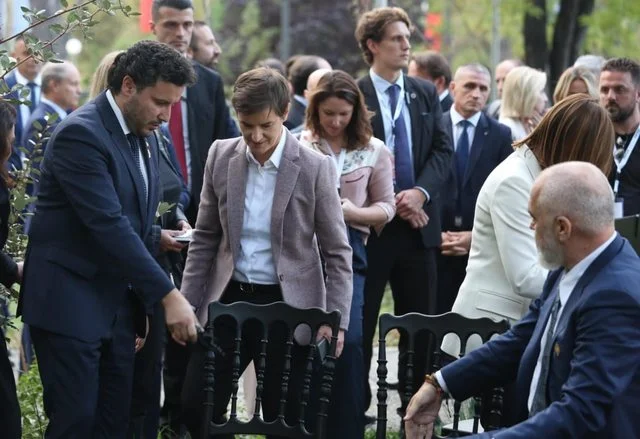 Abazovic ayuda protocolo, diversión Rama con Mark Rutte. Lo que no viste en la Cumbre de Tirana
