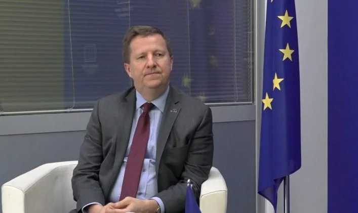 Il capo dell'UE del Kosovo invita a partecipare a tutte le sessioni plenarie