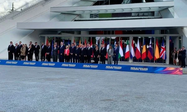 Fotografia e përbashkët Samitit të Procesit të Berlinit, Bërnabiq bën “filma”, e bojkoton për shkak të flamurit të Kosovës