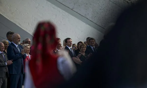 Kurti në Samitin e Procesit të Berlinit: 25 vjet pas fushatës gjenocidale, Kosova ende kërcënohet me invazion nga Serbia