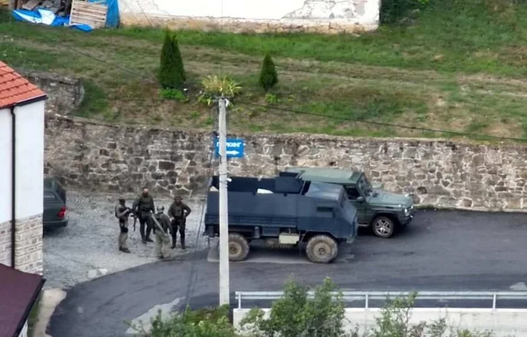 Gazeta franceze “Le Monde” me reportazh nga Banjska: Operacioni serb në veri i frymëzuar nga rasti i Krimesë