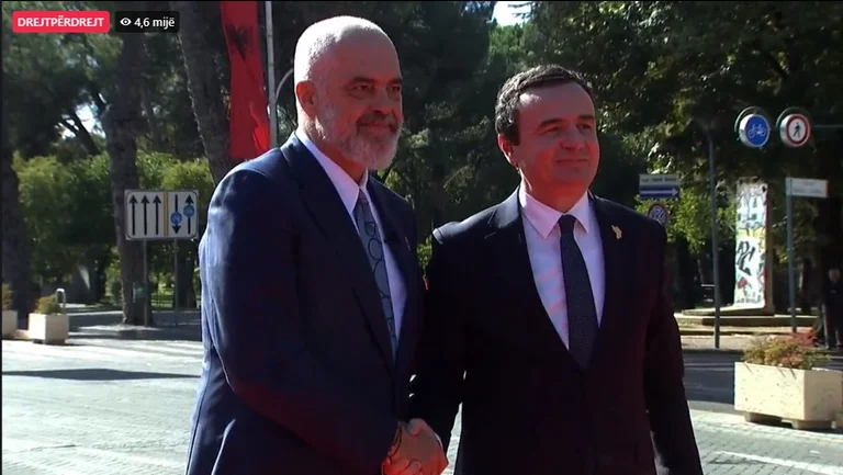 Procesi i Berlinit i “pajton” Kurtin e Ramën, ia zgjasin dorën njëri-tjetrit para kamerave