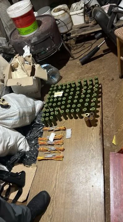 Policia bastis shtatë lokacione në veri, konfiskon një sasi municioni, kallashnikovë, zola, eksplozivë