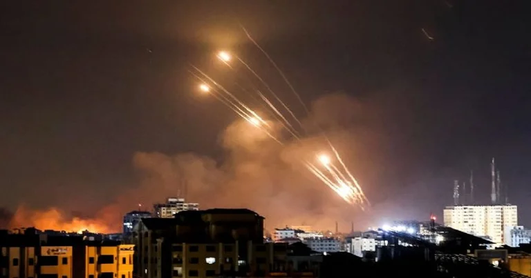 Palestinezët thonë se avionët izraelitë kanë hedhur fletushka paralajmëruese për evakuim