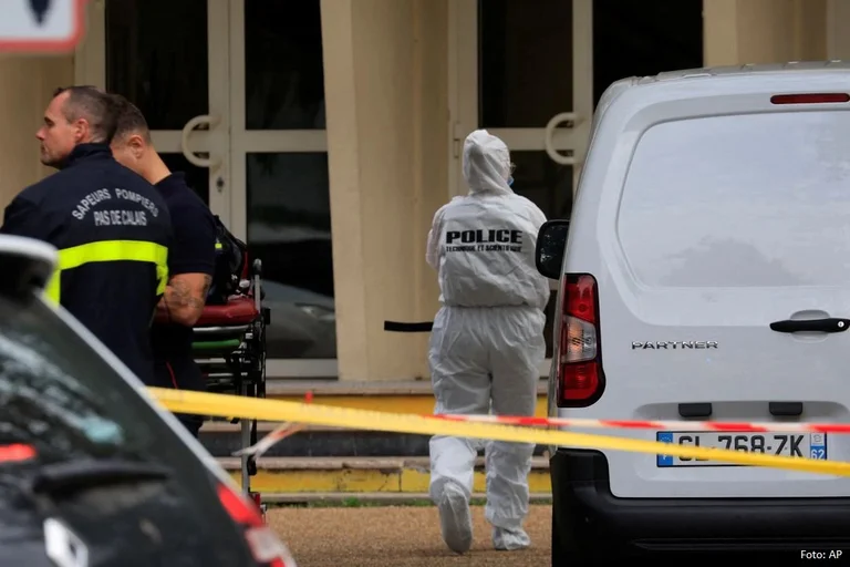 Terror në një shkollë të Francës: Një person ther me thikë mësuesin dhe dy persona tjerë duke thënë “Allahu akbar”